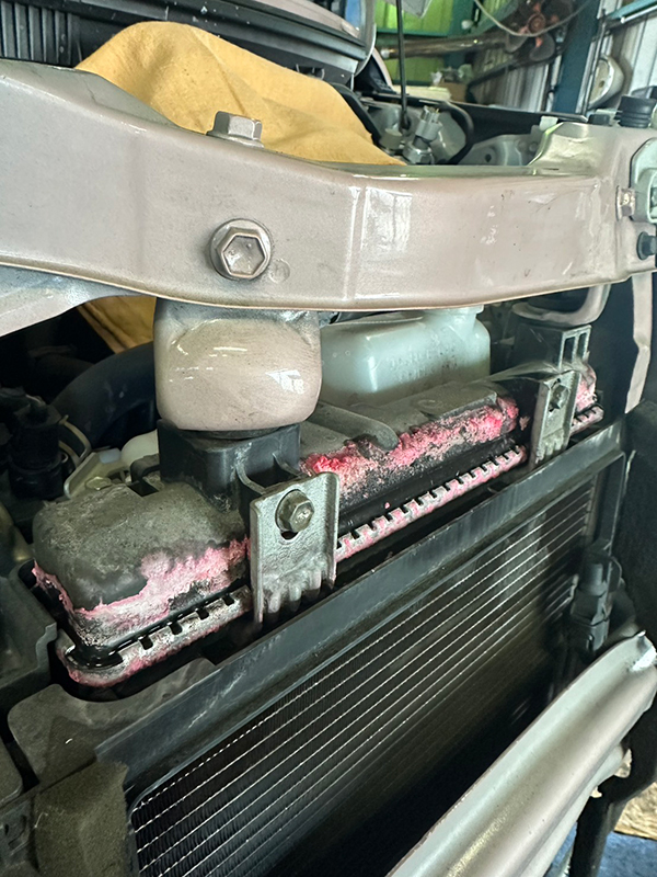 ダイハツ　ミラココア ラジエーター劣化交換